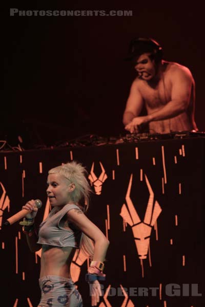 DIE ANTWOORD - 2012-06-30 - BELFORT - Presqu'ile du Malsaucy - Anri du Toit [Yolandi Visser] - Justin De Nobrega [DJ Hi-Tek]